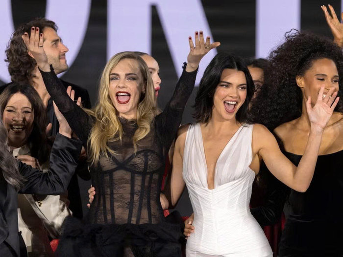 Kendall Jenner và Cara Delevingne vốn có mối quan hệ bạn bè thân thiết trong nhiều năm.