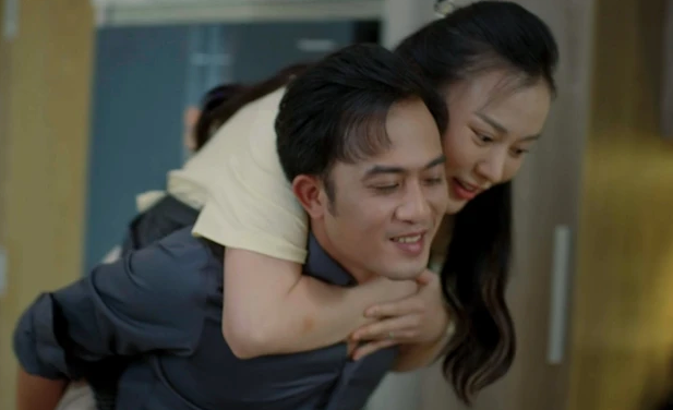 Phương Oanh và Doãn Quốc Đam trong phim.