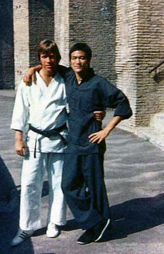 Lý Tiểu Long và Chuck Norris tạo nên màn đối đầu kinh điển trong lịch sử điện ảnh võ thuật.