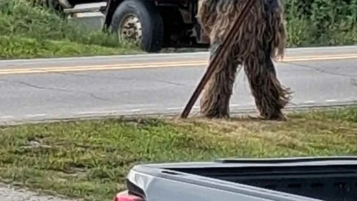 Một người đàn ông mặc bộ trang phục Bigfoot giống thật đến mức khó phân biệt đã khiến người dân thị trấn Damariscotta, bang Maine (Mỹ), bối rối. Ảnh do Rita Blanc cung cấp.