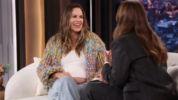 Hilary Swank đề cập đến sự khác biệt trong cách xã hội nhìn nhận việc làm cha, làm mẹ ở độ tuổi lớn.