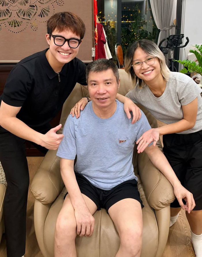 NSND Công Lý vui vẻ bên con trai Gia Bảo (Tít) và con gái Thục Anh (Kiến).