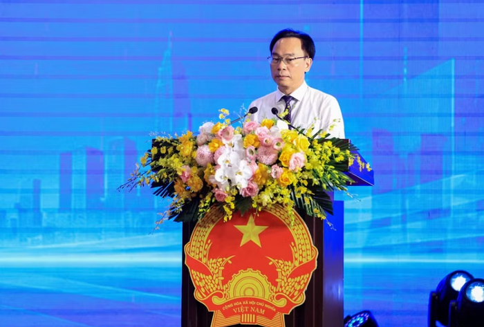 Bộ trưởng Hoàng Minh Sơn cho rằng, cần đưa&nbsp;nội dung về những tác động của AI vào chương trình giáo dục,&nbsp;từ đó có phương pháp dạy và học phù hợp&nbsp;
