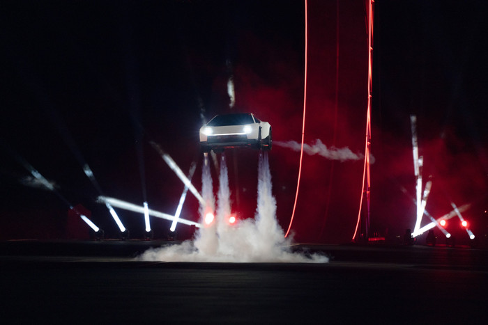 Tesla vừa giới thiệu Roadster thế hệ thứ hai tích hợp công nghệ động cơ đẩy SpaceX, dự kiến sản xuất năm 2028 sau gần chín năm trì hoãn. Ảnh: Tesla