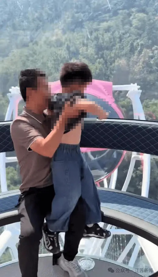 Đưa con đi chơi vòng đu quay, cặp vợ chồng bàng hoàng khi phát hiện sự cố kinh hoàng Ảnh 4
