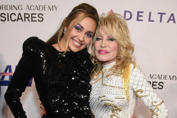 Miley Cyrus bật khóc khi tưởng nhớ Dolly Parton: 'Không gì có thể chia cắt chúng tôi' Ảnh 6