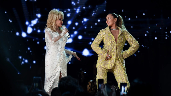 Miley Cyrus bật khóc khi tưởng nhớ Dolly Parton: 'Không gì có thể chia cắt chúng tôi' Ảnh 3