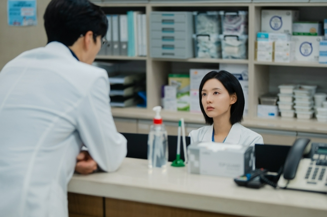Jang Seung Jo cố gắng chinh phục Kim Ji bằng sự quyến rũ trong 'Doctor X'.