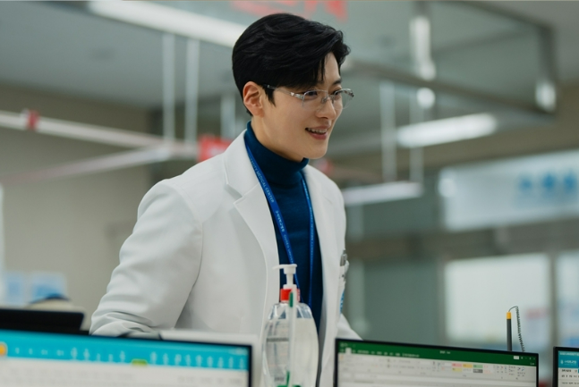Jang Seung Jo cố gắng chinh phục Kim Ji bằng sự quyến rũ trong 'Doctor X'.