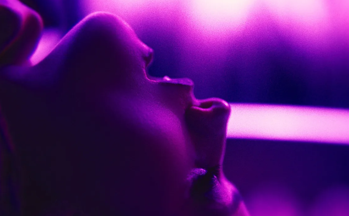 Touch Me pha trộn yếu tố kinh dị khoa học viễn tưởng với những tình huống kỳ quái.