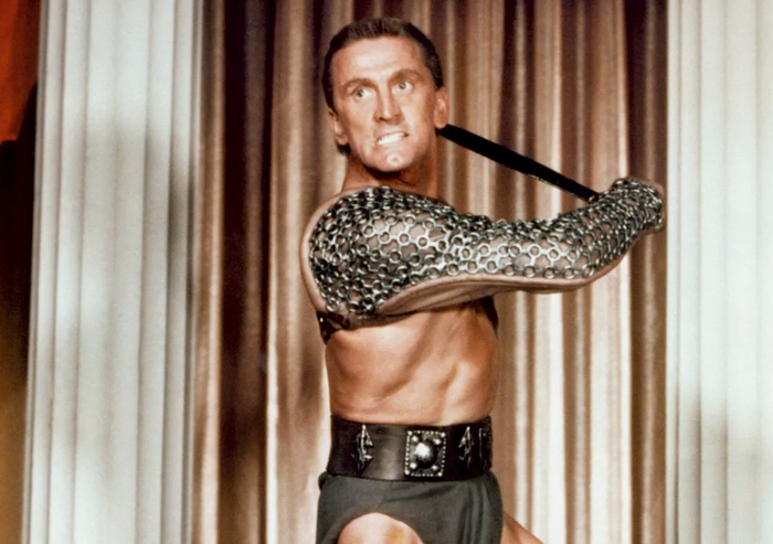 Kirk Douglas trong Spartacus (1960), bộ phim được Stanley Kubrick hoàn thiện sau khi Anthony Mann rời dự án.