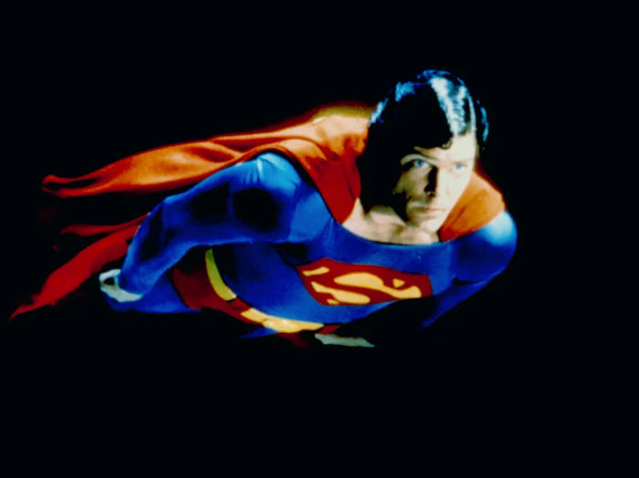 Christopher Reeve trong Superman II (1981), phần hậu truyện trải qua thay đổi đạo diễn từ Richard Donner sang Richard Lester.