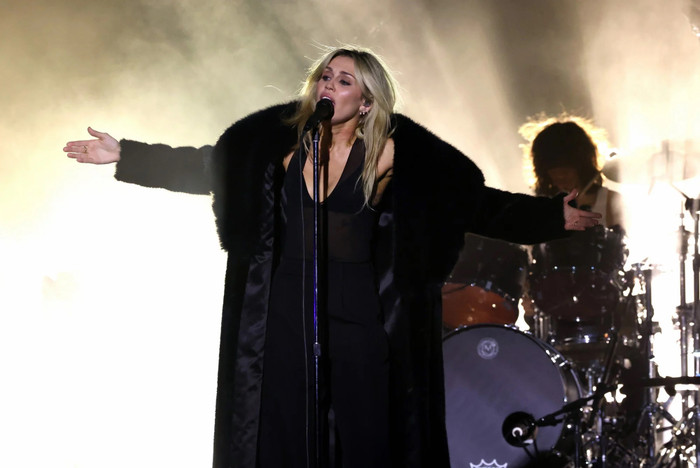 Miley Cyrus và màn trở lại đầy tiếc nuối Ảnh 6
