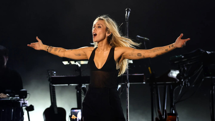 Miley Cyrus và màn trở lại đầy tiếc nuối Ảnh 1