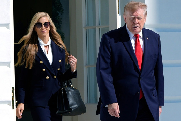 Thư ký báo chí Nhà Trắng Katie Zacharia tháp tùng Tổng thống Donald Trump ngày 13/10. Ảnh: AP.