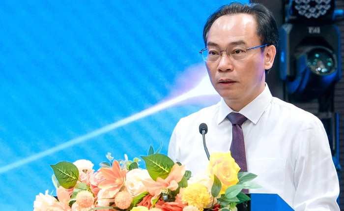 Bộ trưởng Bộ Giáo dục và Đào tạo Hoàng Minh Sơn trăn trở việc tỉ lệ sinh viên tốt nghiệp xuất sắc quá cao. Kết quả xếp loại tốt nghiệp có phản ánh đúng năng lực của sinh viên hay không? - Ảnh: TRẦN HUỲNH&nbsp;