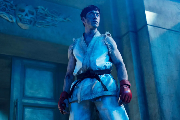 Street Fighter do Legendary Entertainment sản xuất, Paramount Pictures phát hành, thu về 13 triệu USD dẫn đầu phòng vé.