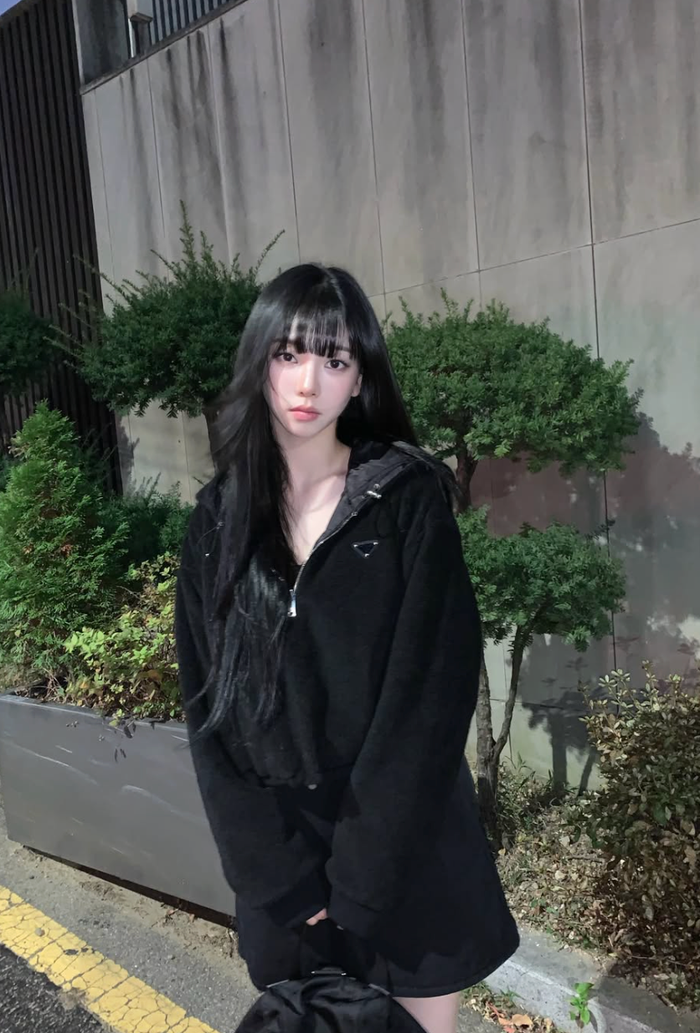 Karina thường xuyên được chú ý bởi vẻ ngoài sắc sảo, gương mặt nhỏ cùng phong cách biến hóa linh hoạt.