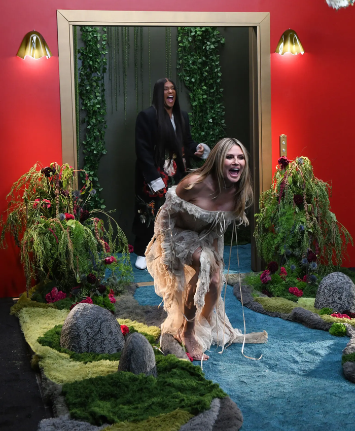 Chiếc váy của Heidi Klum đã trở thành tâm điểm chú ý của truyền thông quốc tế.