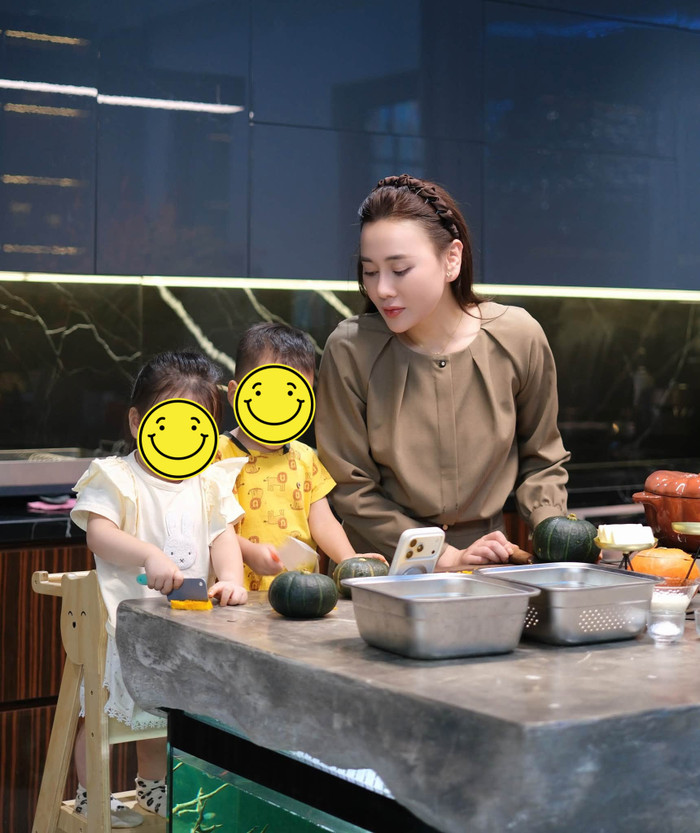Phương Oanh hướng dẫn hai con tham gia các công đoạn làm món ăn.