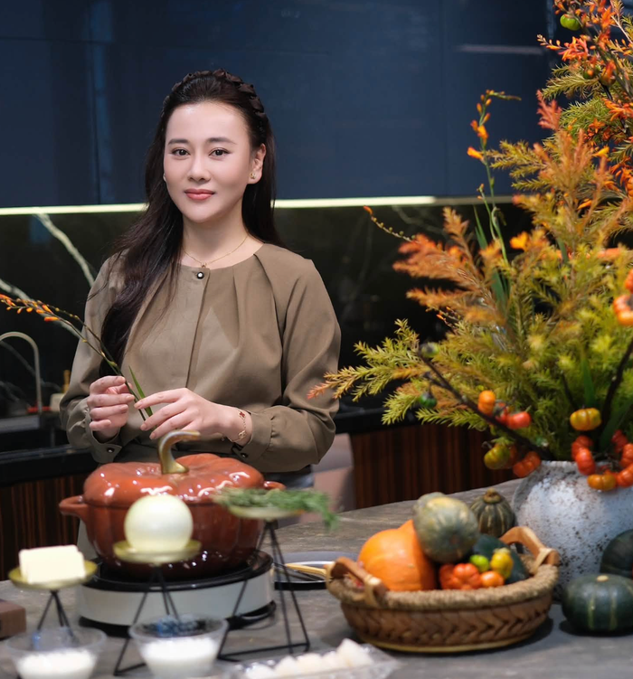 Diễn viên Phương Oanh thường chia sẻ những khoảnh khắc bên hai con, nấu ăn trên mạng xã hội.