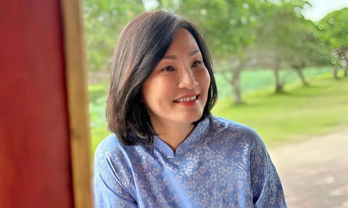 Lên Hương cũng đánh dấu lần thứ ba Hồng Đào hợp tác với đạo diễn Khương Ngọc, sau Chị Dâu và Cục Vàng Của Ngoại.