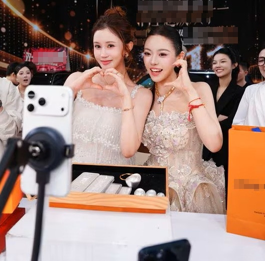 Lee Da Hae bế bụng bầu, tham gia một sự kiện ở nước ngoài.