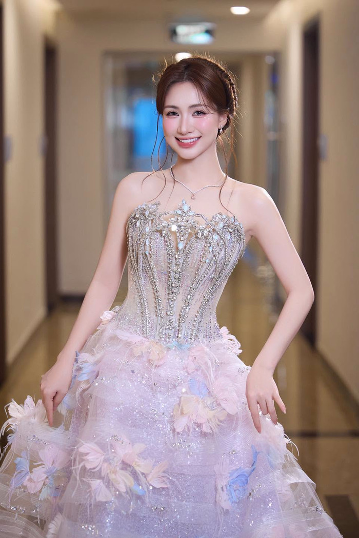 Hòa Minzy sở hữu vóc dáng nhỏ nhắn.