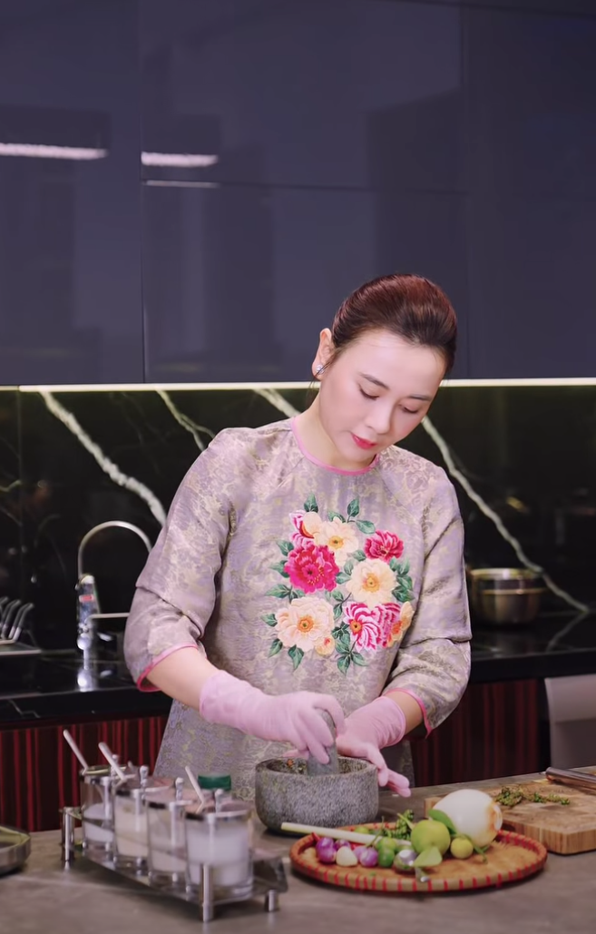 Phương Oanh tự tay vào bếp chuẩn bị những món ăn hấp dẫn. Ảnh: FBNV