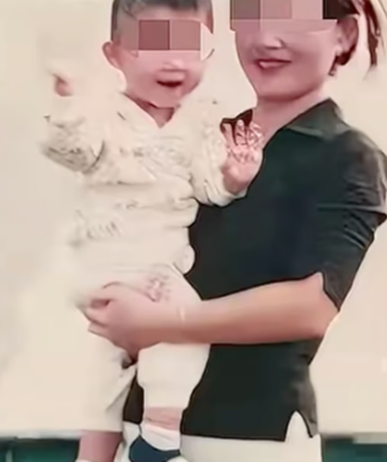 Tôn chụp ảnh cùng người mẹ quá cố khi còn là một bé gái. Mẹ cô qua đời vì nhiễm trùng huyết vào năm 2008. Ảnh: Douyin