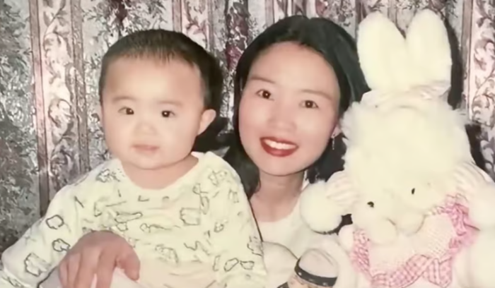 Tôn, hiện 27 tuổi, bên người mẹ đang mỉm cười trong bức ảnh chụp khi cô còn là em bé. Ảnh: Douyin