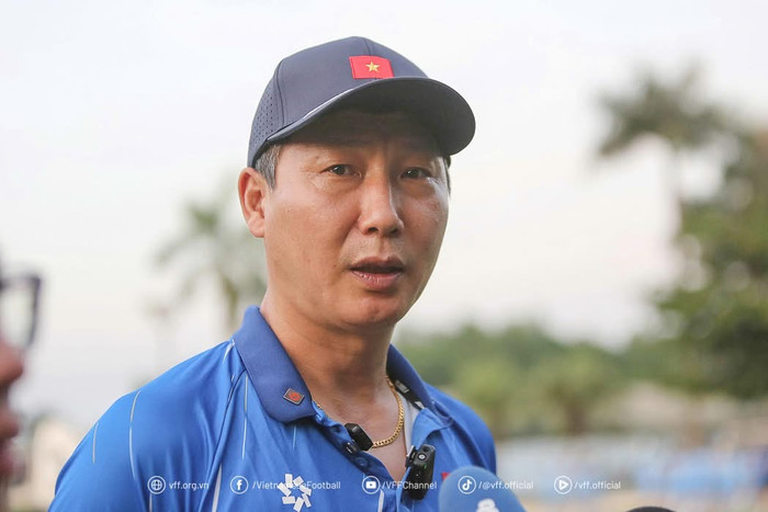 HLV Kim Sang Sik trở về Hàn Quốc nhưng phía sau chuyến đi ngắn này lại cho thấy một chi tiết đáng trân trọng về nhà cầm quân người Hàn Quốc. Ảnh: VFF