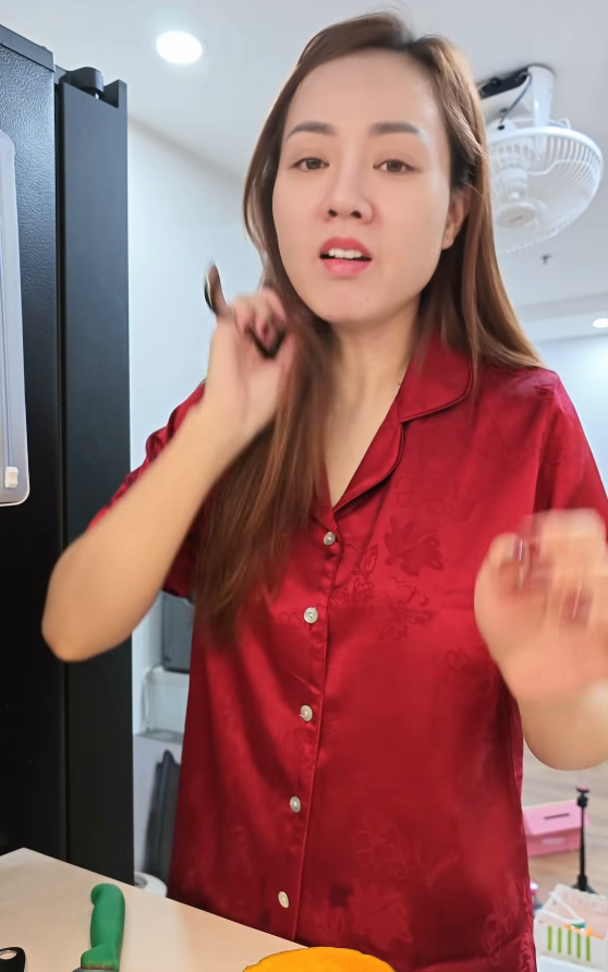 Vợ NSND Công Lý chia sẻ về mối quan hệ giữa cô và hai con riêng của chồng.