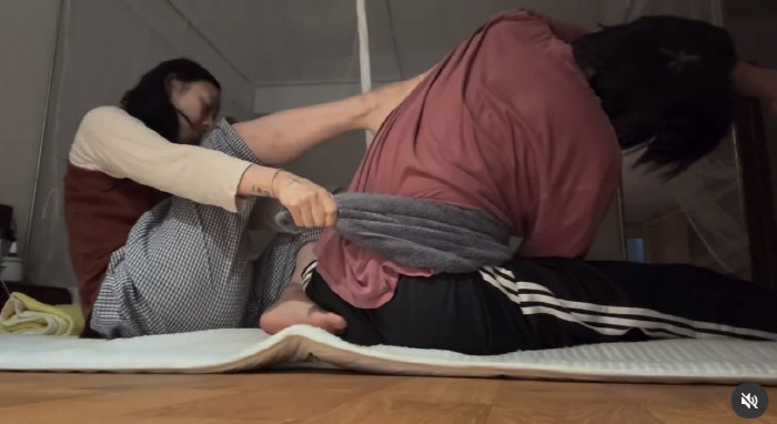 Lee Hyori đăng tải khoảnh khắc tập yoga, cùng chồng hồi phục sức khỏe sau biến cố.