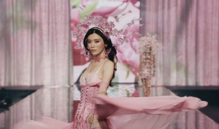 Hề Mộng Dao trình diễn tại Victoria's Secret 2026. (Ảnh chụp màn hình)