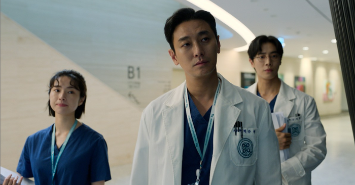Ju Ji Hoon ghi dấu ấn với hình tượng bác sĩ Baek Kang Hyuk tài năng, quyết đoán và hết lòng vì bệnh nhân.