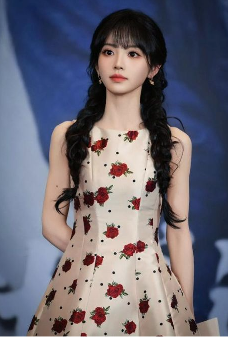 Điền Hi Vi trở thành tiểu hoa được săn đón, tên tuổi đặt cạnh Triệu Lộ Tư và Ngu Thư Hân.