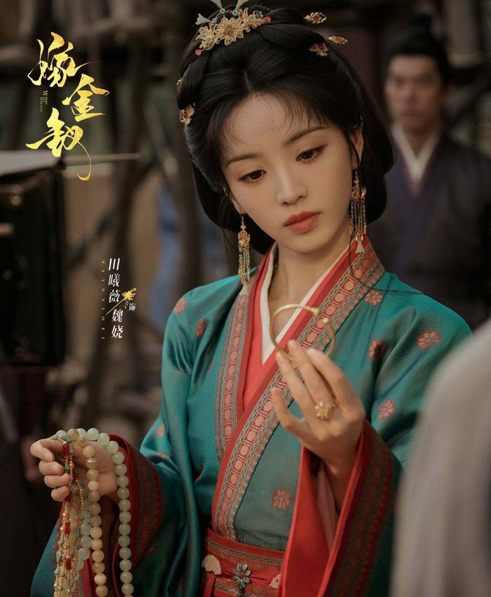 Điền Hi Vi cùng lúc hóa thân thành Ngụy Nhiêu và Quân Đại.