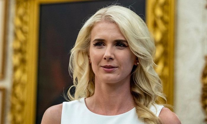 Tổng thống Donald Trump phát biểu về kế hoạch nâng cấp sân bay quốc tế Dulles tại Phòng Bầu dục ở Nhà Trắng ngày 29/7, trong khi trợ lý Natalie Harp chăm chú theo dõi. Ảnh: AFP