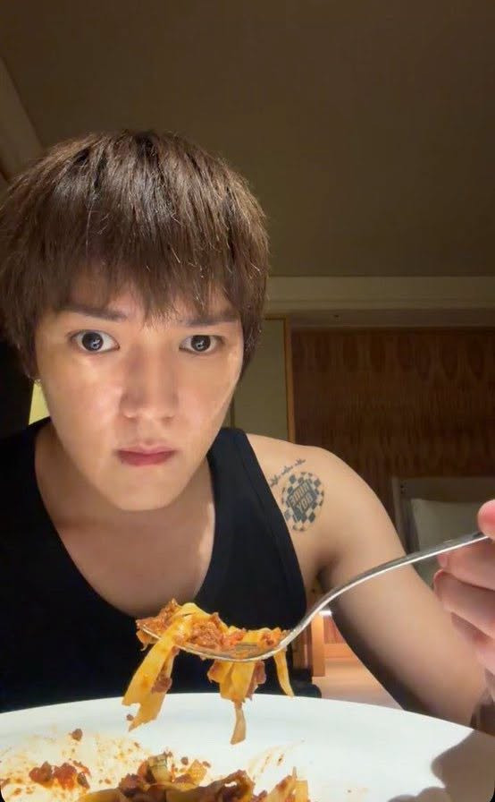Taeyong (NCT) tiết lộ mắt trái đau bất thường, nghi bị liệt Ảnh 1