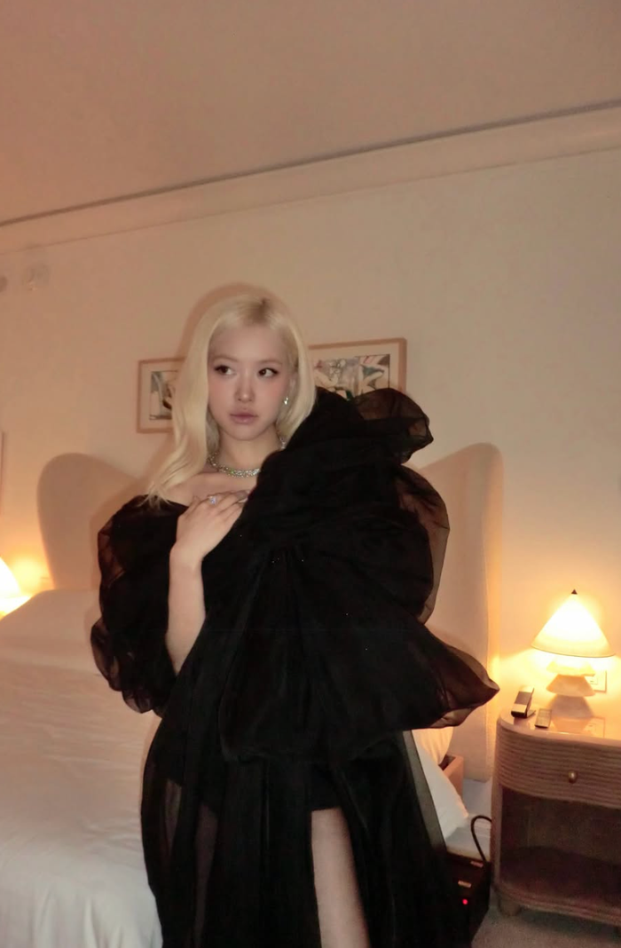 Rosé (BLACKPINK) gây sốt với váy xẻ cao táo bạo Ảnh 2
