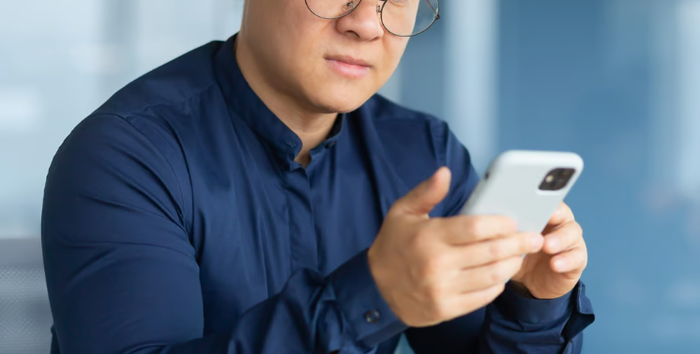Những tin nhắn với lời lẽ xúc phạm mà người cha liên tục đăng tải khiến người con cảm thấy xấu hổ trước bạn bè và những người trong cộng đồng. Ảnh: Shutterstock