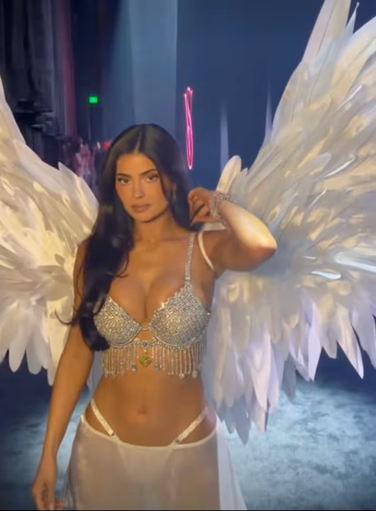 Thiết kế 50 triệu đô khiến Kylie Jenner trở thành tâm điểm tranh cãi tại Victoria's Secret Fashion Show 2026.