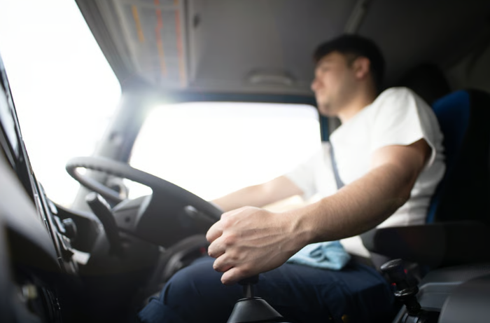 Người tài xế xe tải đã trải qua cuộc sống nhiều khó khăn sau khi lớn lên trong cảnh nghèo khó cùng gia đình nuôi. Ảnh: Shutterstock.