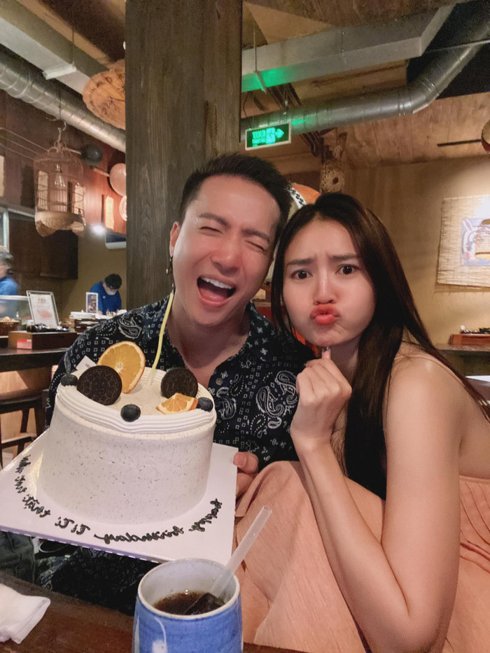 3 năm trước, S.T Sơn Thạch từng tặng món quà tinh thần là bảng quảng cáo đèn led ngoài trời để ủng hộ Ninh Dương Lan Ngọc. Cả hai duy trì mối quan hệ thân thiết suốt nhiều năm qua.&nbsp;