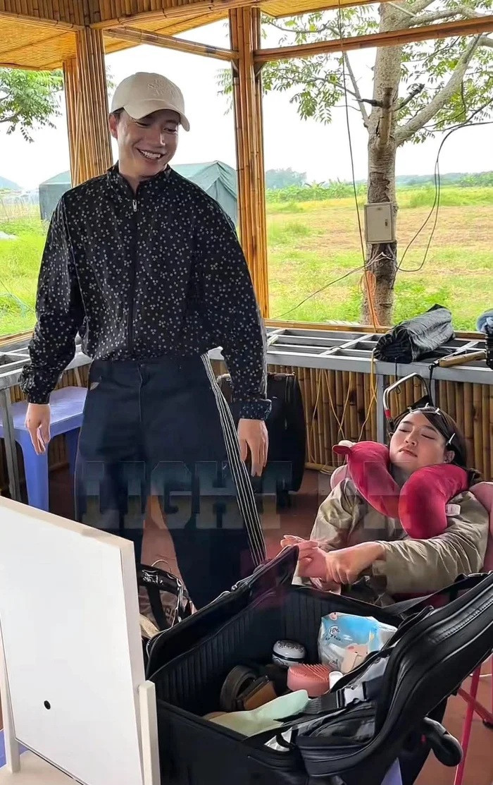 S.T Sơn Thạch đến phim trường thăm, ủng hộ Ninh Dương Lan Ngọc quay dự án phim điện ảnh mới.
