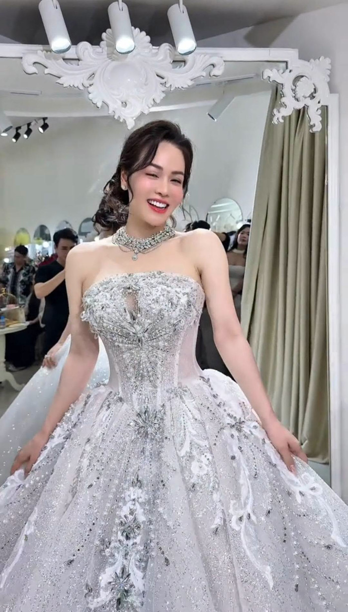 Khán giả chúc phúc Nhật Kim Anh, đồng thời xuýt xoa trước nhan sắc trẻ trung của cô.