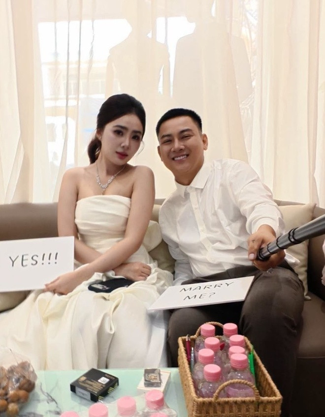 Hoài Lâm và Ngọc Trinh đi chụp ảnh cưới cùng nhau.
