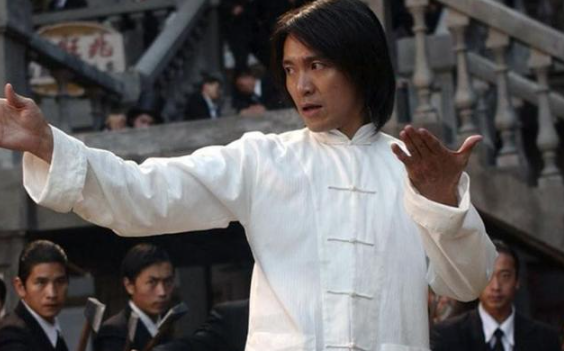 Châu Tinh Trì trong Tuyệt Đỉnh Kung Fu, một trong những tác phẩm nổi bật của ông ở cả vai trò diễn viên và đạo diễn.