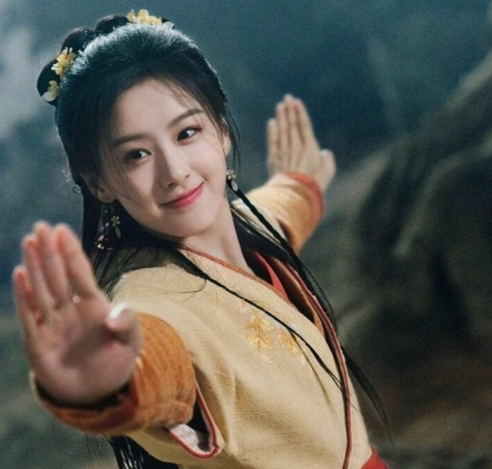 Hoàng Dung không chỉ đẹp mà còn nổi tiếng bởi trí thông minh, sự tinh quái và khả năng ứng biến. Là con gái Hoàng Dược Sư, nàng sở hữu kiến thức võ học đáng nể và về sau trở thành bang chủ Cái Bang. Hoàng Dung gặp Quách Tĩnh khi chàng còn chất phác, ngây ngô. Hai người dần yêu nhau, kết hôn và cùng bảo vệ Tương Dương. Nàng cũng là một trong những nhân vật nữ hiếm hoi có thể vừa làm quân sư vừa trực tiếp tham gia những trận chiến lớn.